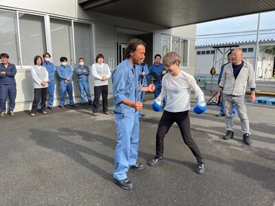 女子プロボクサー 松田恵里選手　いわき工場訪問