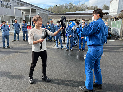 女子プロボクサー 松田恵里選手　いわき工場訪問