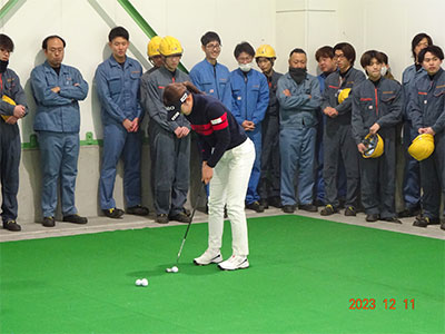 女子プロゴルファー岸部桃子選手　いわき工場訪問
