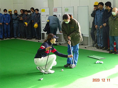 女子プロゴルファー岸部桃子選手　いわき工場訪問