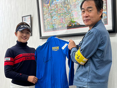 女子プロゴルファー岸部桃子選手　いわき工場訪問